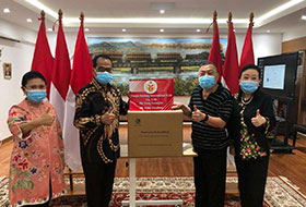 楊光林董事與向印度尼西亞交通部捐贈口罩(2020)